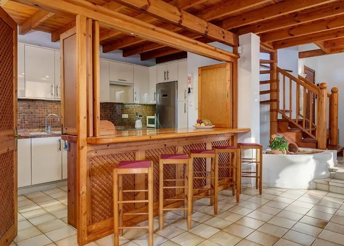 With Private Pool And Garden In فيلة ماربيا