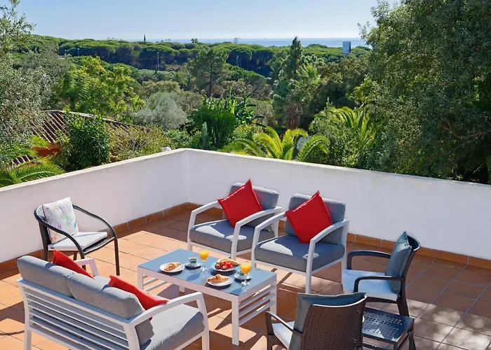 With Private Pool And Garden In ماربيا